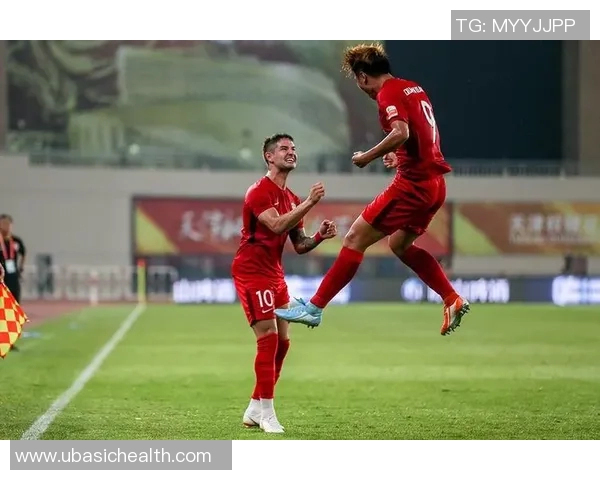 上港与权健激战正酣精彩瞬间图片回顾与分析 上港与权健激战正酣精彩瞬间图片回顾与分析